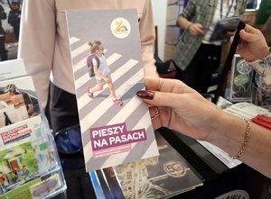 Policjanci rozmawiają z mieszkańcami o bezpieczeństwie.