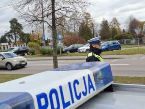 Policjanci stoją przy cmentarzach.
