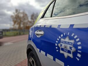 Policjanci stoją przy cmentarzach.