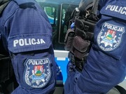 emblematy policyjne umieszczone na rękawach mundurów policyjnych
